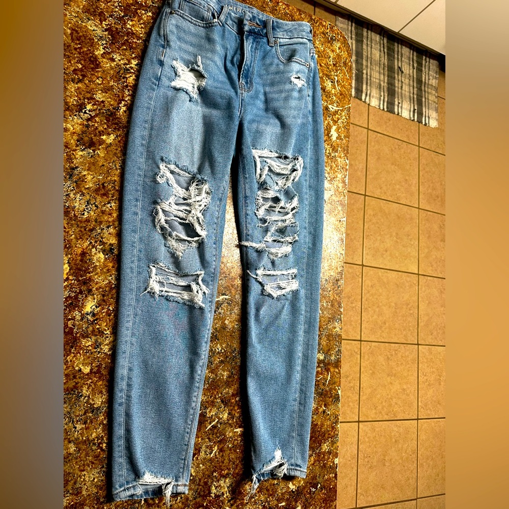 American Eagle Distressed Mom Jeans Like New Size 0